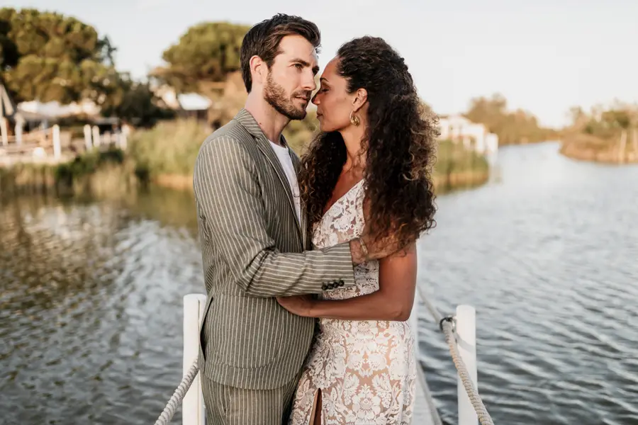 Couple de mariés prenant la pose sur un ponton en camargues dans un hotel de luxe