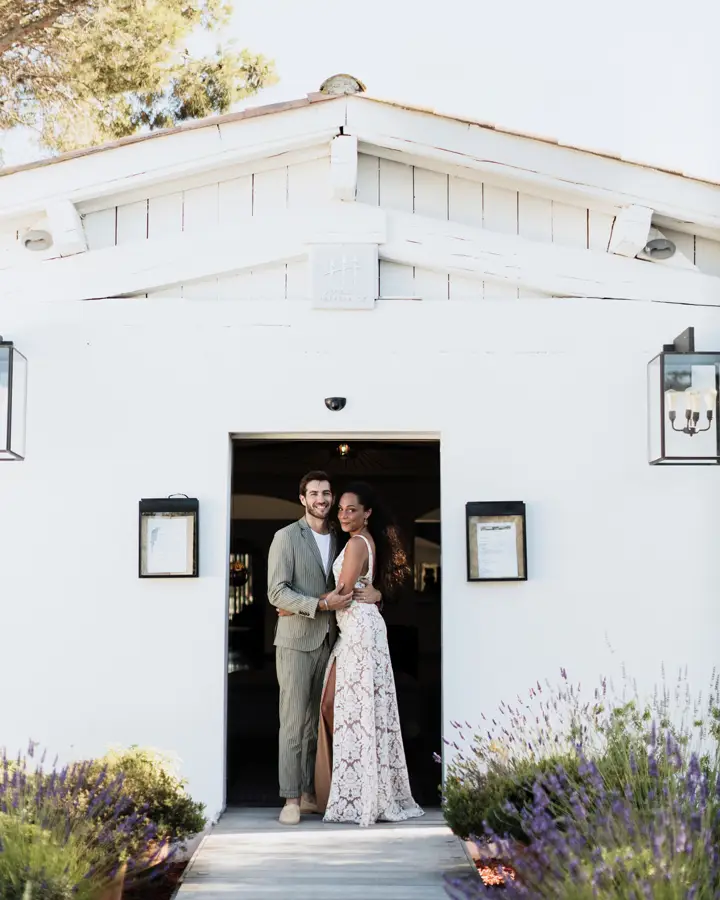 Couple en réception de mariage